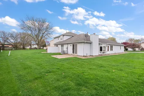 121 Bluegrass Dr, Schererville, IN 46375