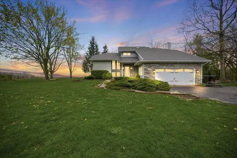 426 Laurel Ln, Valparaiso, IN 46385