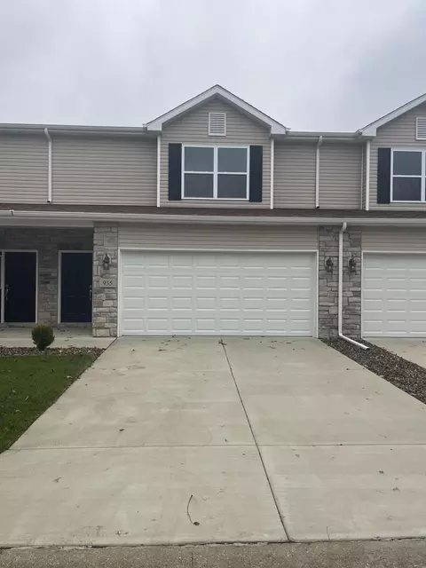 935 Paula Ct, Hobart, IN 46342