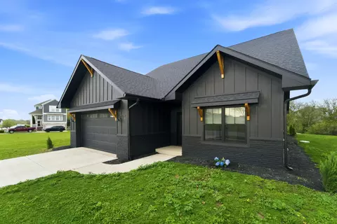 331 Cherry Hill St, Valparaiso, IN 46385