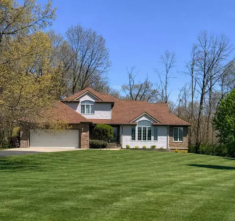 11029 Woodside Dr, De Motte, IN 46310