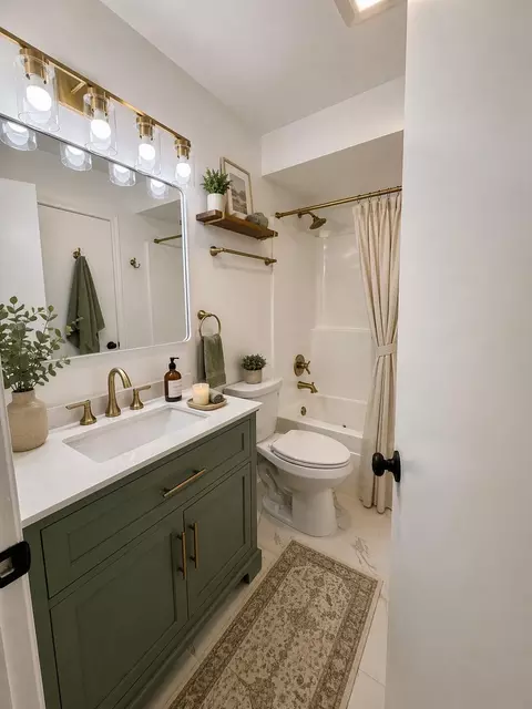 Bath - 601 N Holly Ln, Griffith, IN 46319 photo 3 of 11