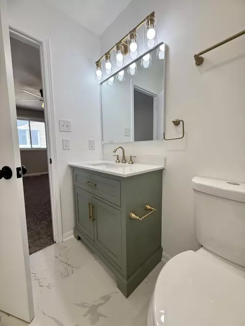 Bath - 601 N Holly Ln, Griffith, IN 46319 photo 5 of 11