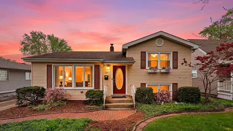 8341 Kooy Dr, Munster, IN 46321