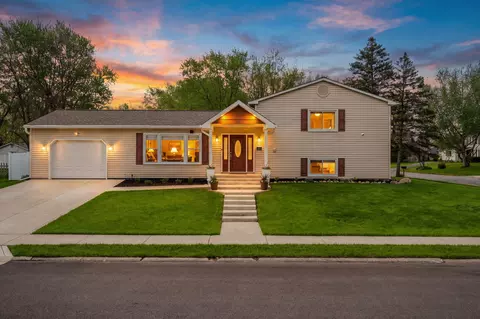 615 Chestnut Blvd, Chesterton, IN 46304