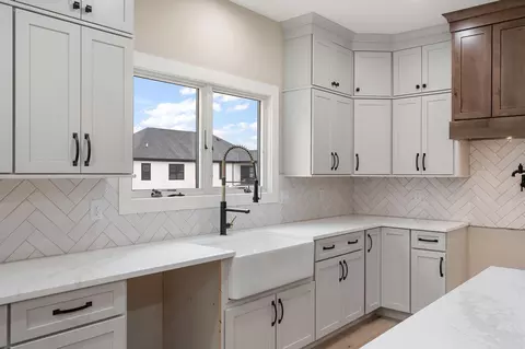 Kitchen - 9430 Iris Dr, Saint John, IN 46373 photo 5 of 5