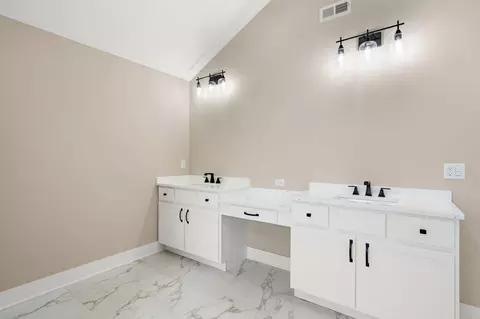 Bath - 9430 Iris Dr, Saint John, IN 46373 photo 6 of 9