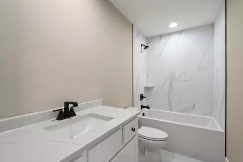 Bath - 9430 Iris Dr, Saint John, IN 46373 photo 3 of 9