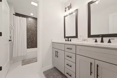 Bath - 825 Schilling Dr, Crown Point, IN 46307 photo 2 of 4