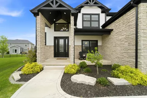Exterior - 825 Schilling Dr, Crown Point, IN 46307 photo 3 of 6