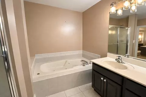 Bath - 1717 Apple Blossom Dr #3, Munster, IN 46321 photo 2 of 5