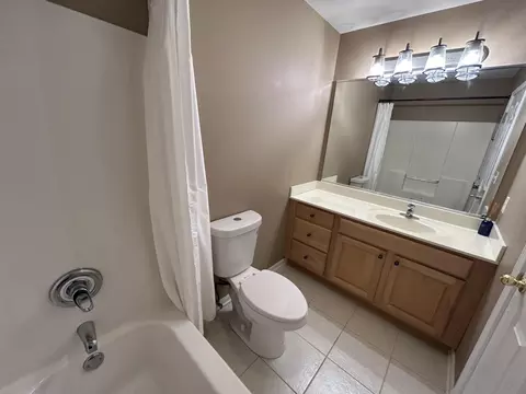 Bath - 1717 Apple Blossom Dr #3, Munster, IN 46321 photo 5 of 5