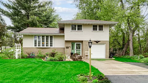 738 E 11th St, Hobart, IN 46342