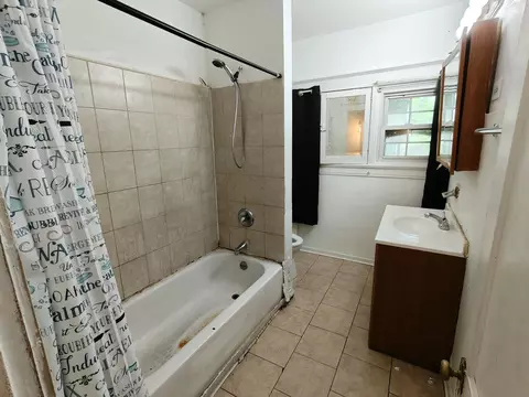 Bath - 701 Tyler St, Gary, IN 46402 photo 1 of 1