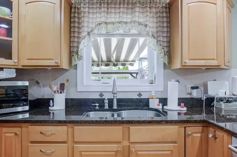 Kitchen - 1270 E Greenview Pl, Crown Point, IN 46307 photo 2 of 3