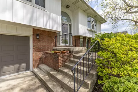 701 N Oriole Ct, Griffith, IN 46319