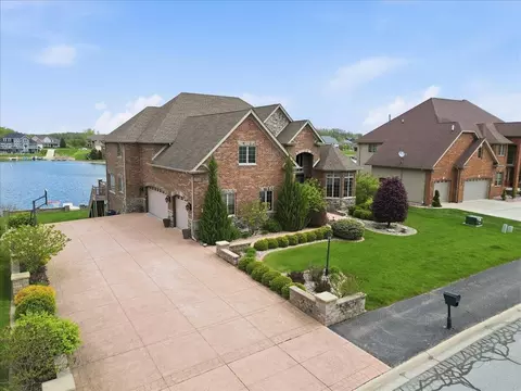 8858 Doubletree Dr, Crown Point, IN 46307
