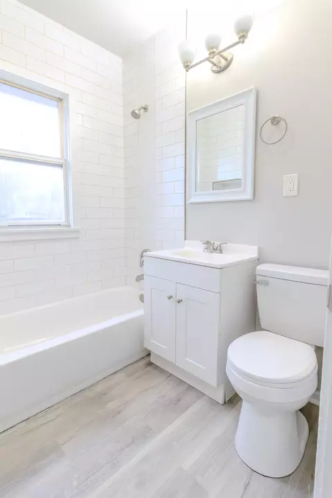Bath - 829 Johnson St, Gary, IN 46402 photo 2 of 3