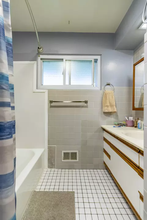Bath - 4900 Arthur St, Gary, IN 46408 photo 1 of 1