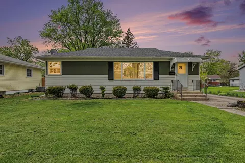 913 S Main St, Crown Point, IN 46307