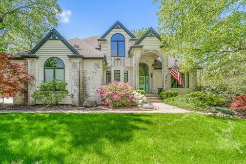 552 Shatz Dr, Valparaiso, IN 46385