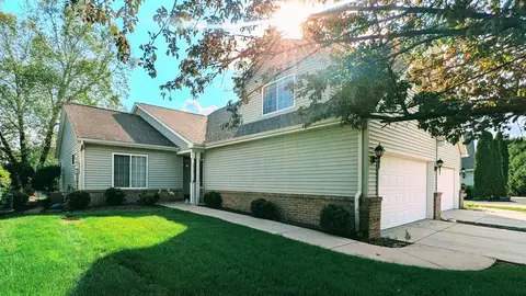 2913 Lake Pointe Dr, Valparaiso, IN 46383