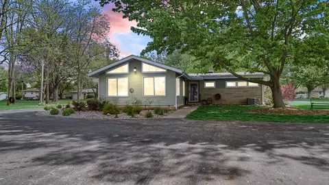 1252 Rigg Rd, Valparaiso, IN 46383