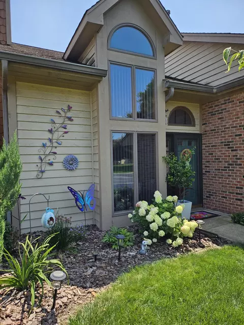 1489 Grand Isle Ct, Hobart, IN 46342