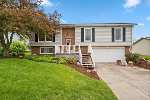 3697 Kingsway Dr, Crown Point, IN 46307