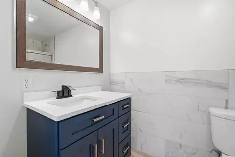 Bath - 7325 Locust Ave, Gary, IN 46403 photo 2 of 5