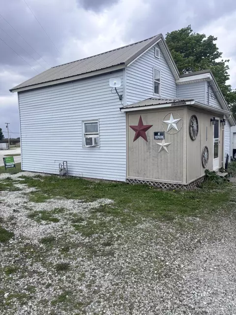 307 W 6th, Earl Park, IN 47942