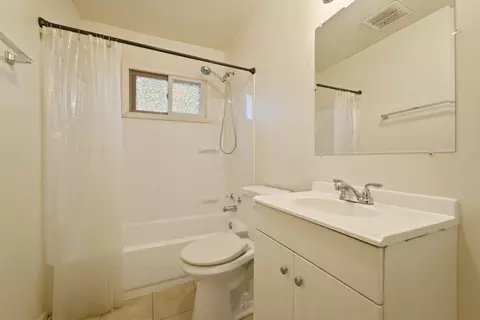 Bath - 7155 Hemlock Ave, Gary, IN 46403 photo 1 of 1