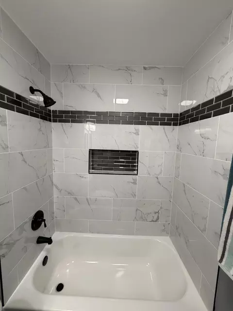 Bath - 556 Durbin St, Gary, IN 46406 photo 2 of 5