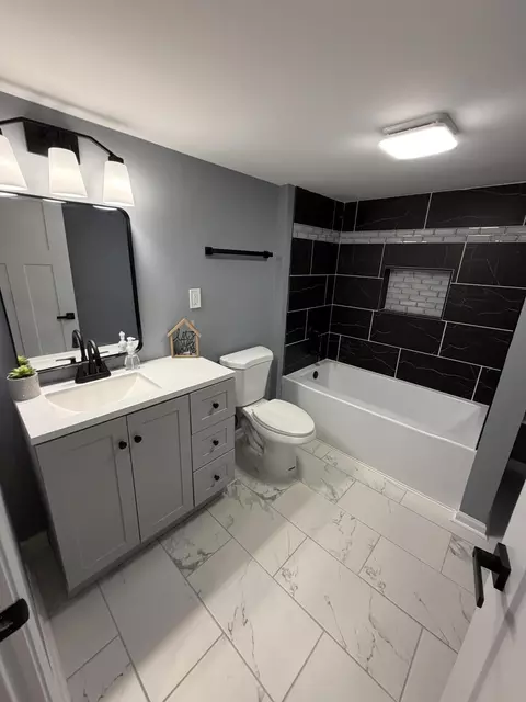 Bath - 556 Durbin St, Gary, IN 46406 photo 3 of 5