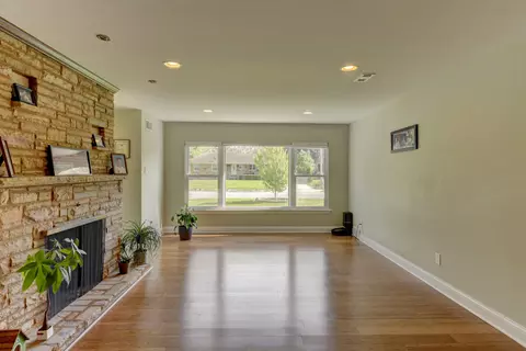 Living - 1335 35th St, Munster, IN 46321 photo 2 of 8