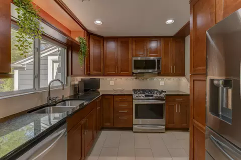 Kitchen - 1335 35th St, Munster, IN 46321 photo 3 of 4