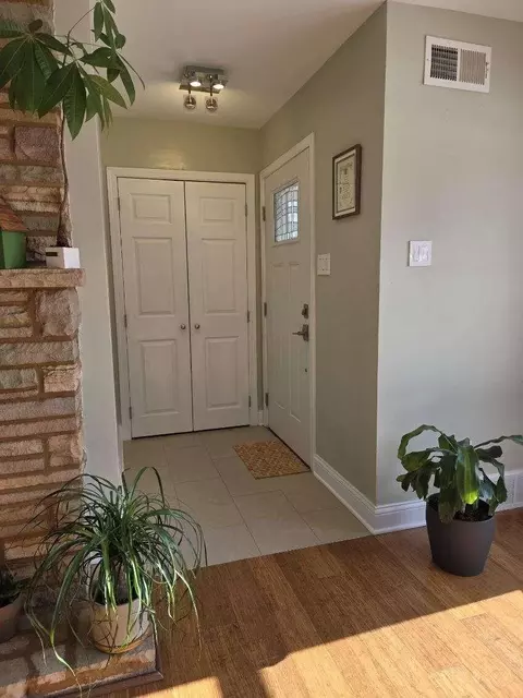 Entry Way - 1335 35th St, Munster, IN 46321 photo 2 of 4