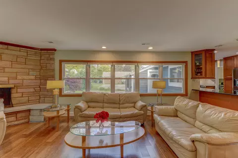 Living - 1335 35th St, Munster, IN 46321 photo 5 of 8