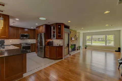 Living - 1335 35th St, Munster, IN 46321 photo 3 of 8