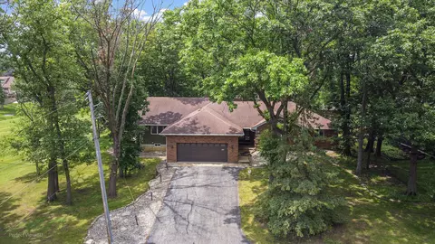 9096 Knickerbocker St, Saint John, IN 46373