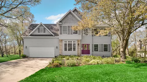 440 Oak Breeze Dr, Valparaiso, IN 46383