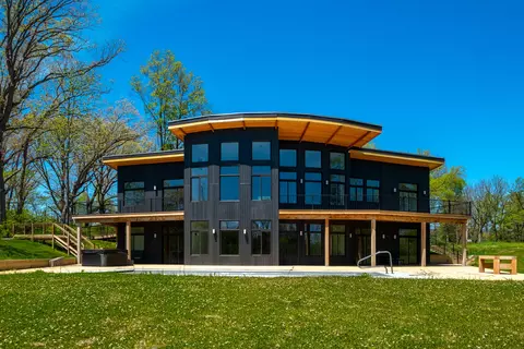 220 Robbins Rd, Valparaiso, IN 46385