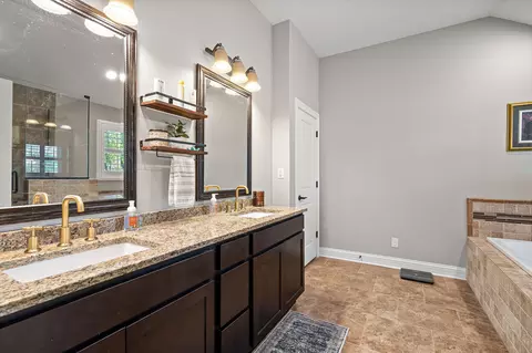 Bath - 906 Theresa Dr, Crown Point, IN 46307 photo 2 of 5