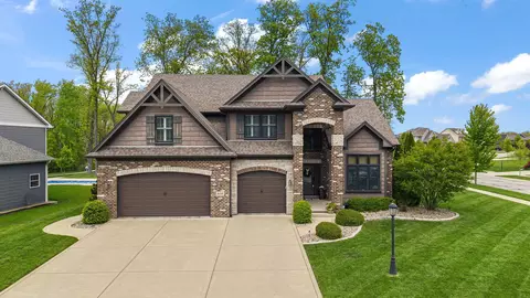 906 Theresa Dr, Crown Point, IN 46307