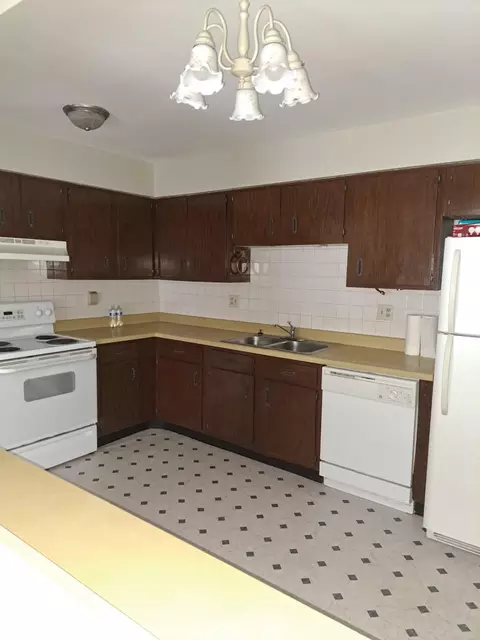 Kitchen - 8137 Pine Island Ter, Crown Point, IN 46307 photo 2 of 3