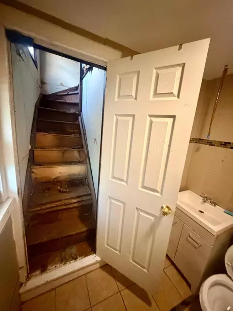 Entry Way - 809 Pierce St, Gary, IN 46402 photo 3 of 4