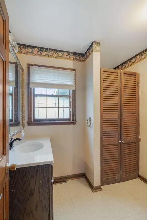 Bath - 218 W 38th Ct, Griffith, IN 46319 photo 1 of 2