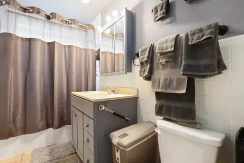 Bath - 6837 Ash Pl, Gary, IN 46403 photo 1 of 2