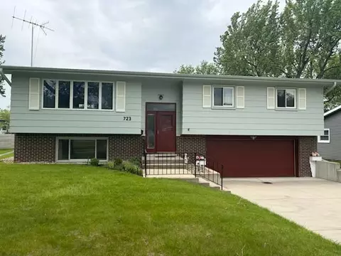 723 Maple Ln, Crown Point, IN 46307