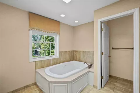 Bath - 10204 Devonshire Ln, Munster, IN 46321 photo 2 of 5